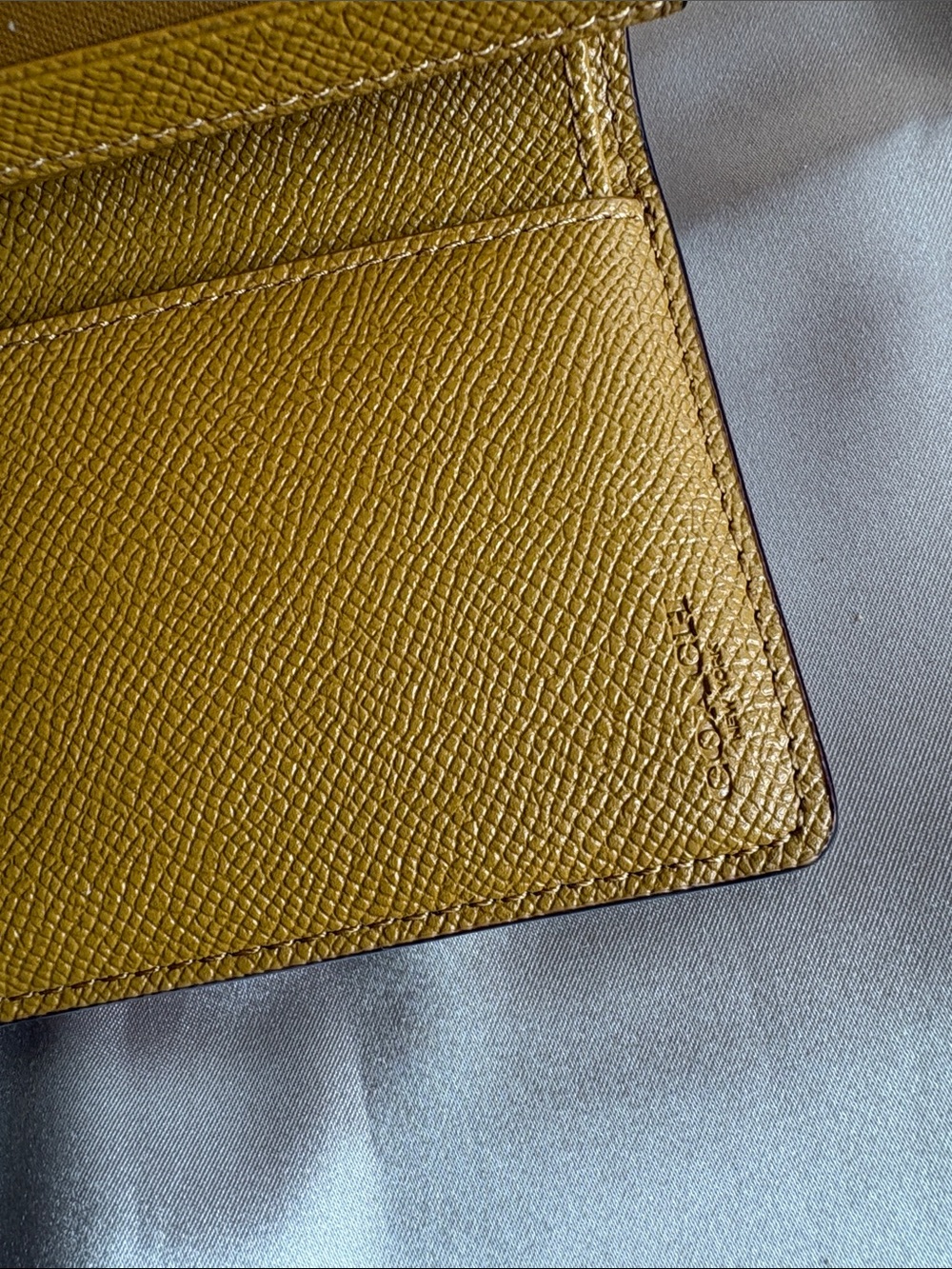 Coach NY Textured Leather Wallet With Snap Closure like new - Picture 3 of 8
